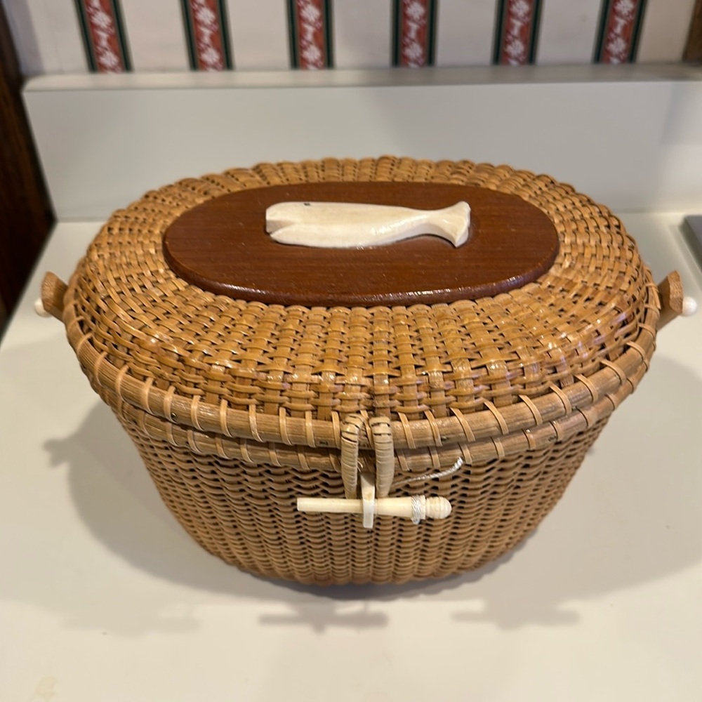 Nantucket Basket lightship basket purse. Whale on lid. Vintage